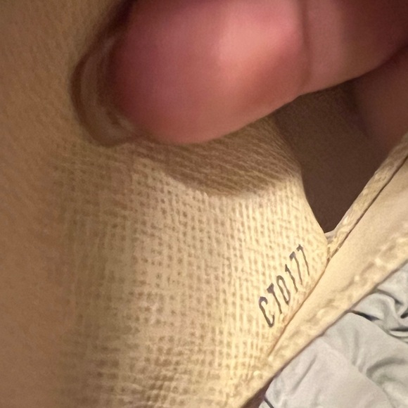 Louis Vuitton Damier Azur 4 Key Holder - Picture 2 of 14